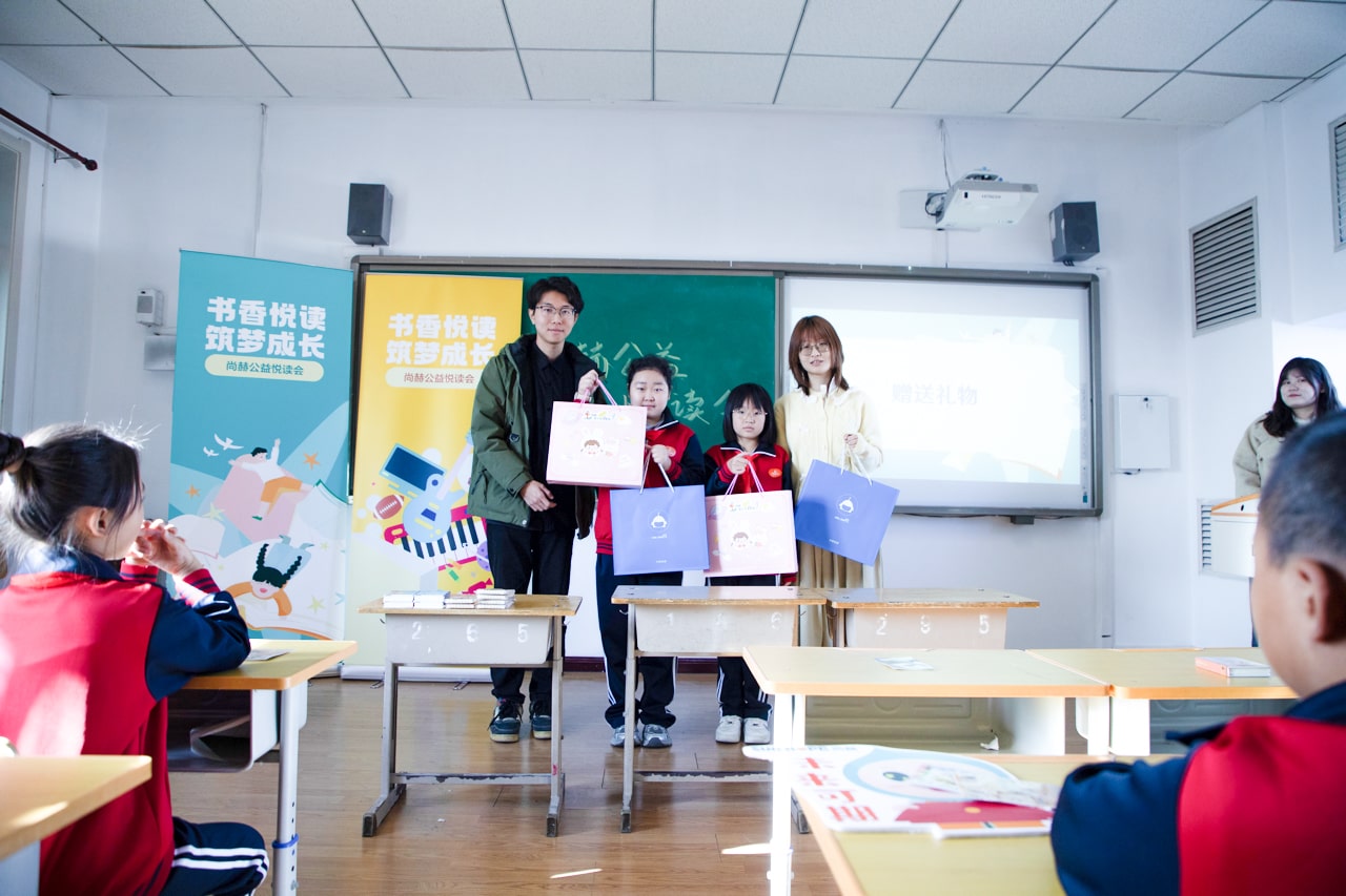 天津高校大学生记者走进火狐在线客服公益小学开展“书香悦读,筑梦成长”活动 天津高校大学生记者走进火狐在线客服公益小学开展“书香悦读,筑梦成长”活动