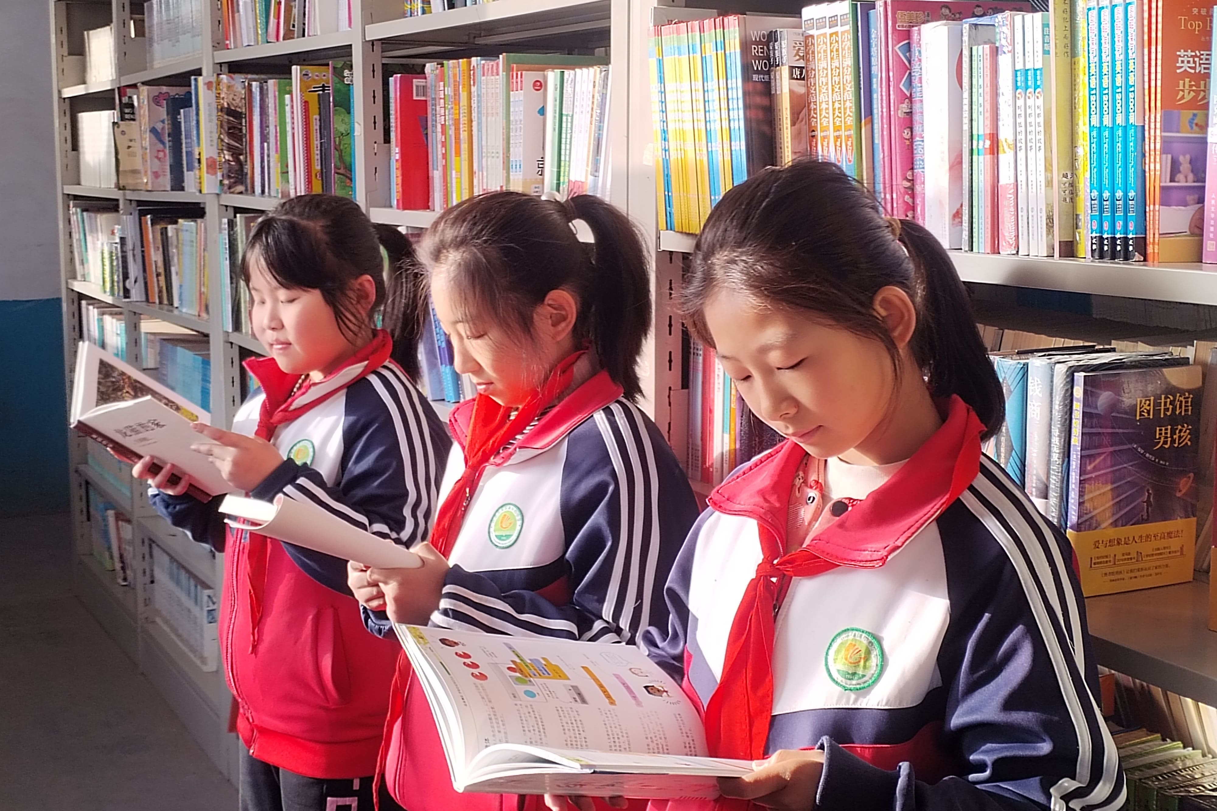 天津高校大学生记者走进火狐在线客服公益小学开展“书香悦读,筑梦成长”活动 天津高校大学生记者走进火狐在线客服公益小学开展“书香悦读,筑梦成长”活动