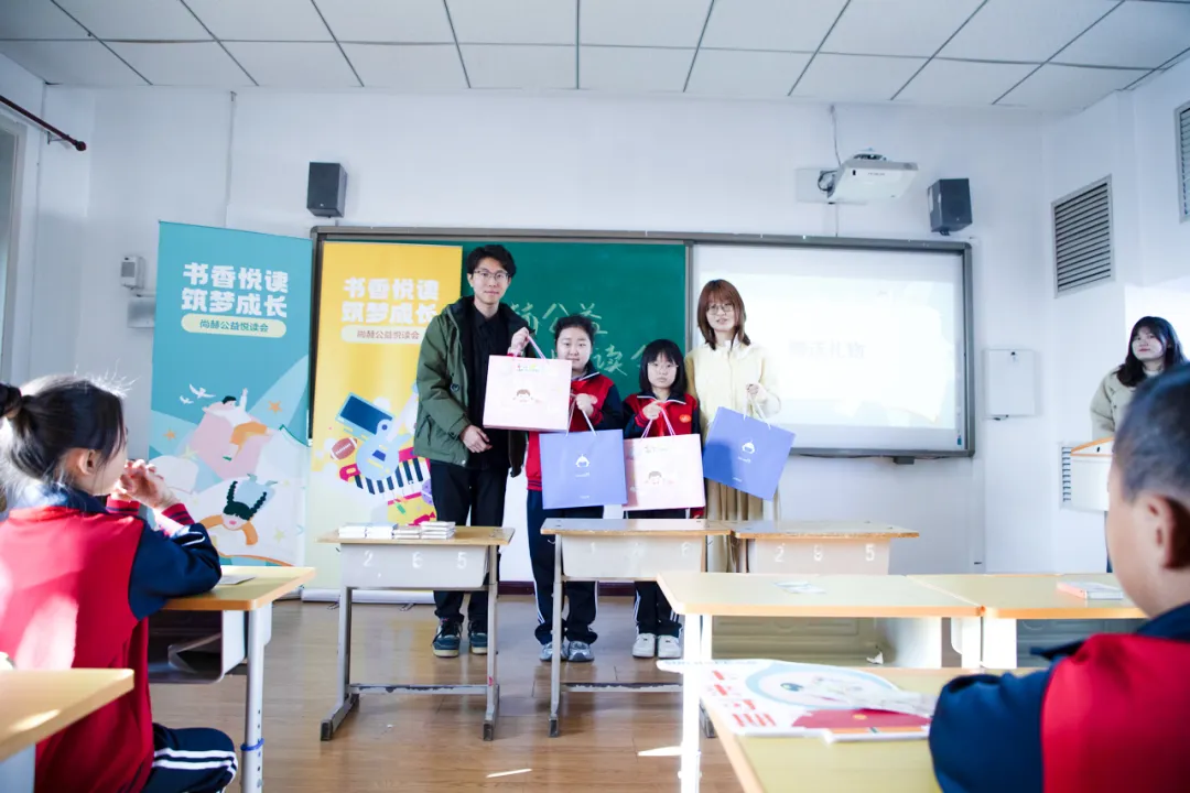 天津高校大学生记者走进火狐在线客服公益小学开展“书香悦读,筑梦成长”活动 天津高校大学生记者走进火狐在线客服公益小学开展“书香悦读,筑梦成长”活动
