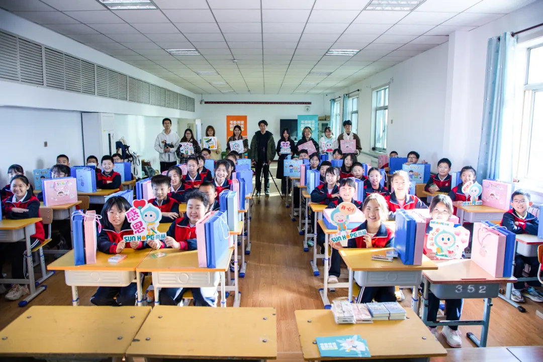 天津高校大学生记者走进火狐在线客服公益小学开展“书香悦读,筑梦成长”活动 天津高校大学生记者走进火狐在线客服公益小学开展“书香悦读,筑梦成长”活动